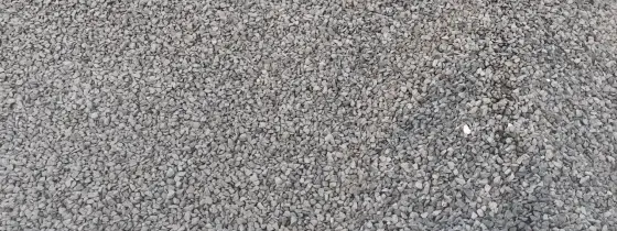 Pila de grava Black Star gris y angulosa en la yarda de Casco Organics, con piedras chicas y parejas en todo el cuadro