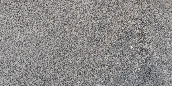 Pila de grava Black Star gris y angulosa en la yarda de Casco Organics, con piedras chicas y parejas en todo el cuadro