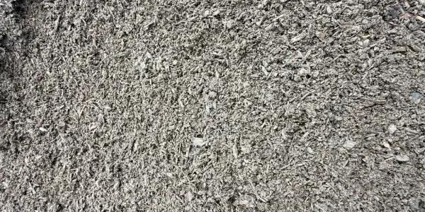 Acercamiento de Garden Mix suelta, café grisáceo oscuro, con composta fina y trocitos de madera