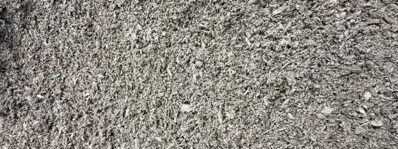 Acercamiento de Garden Mix suelta, café grisáceo oscuro, con composta fina y trocitos de madera