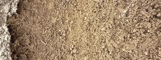 Acercamiento de Lawn Mix arenosa color café claro, con grumos pequeños de composta