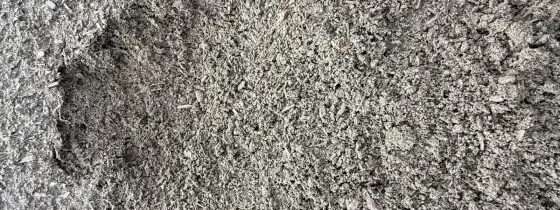 Close-up of fine gray-brown Tree & Shrub Mix with short wood fibers